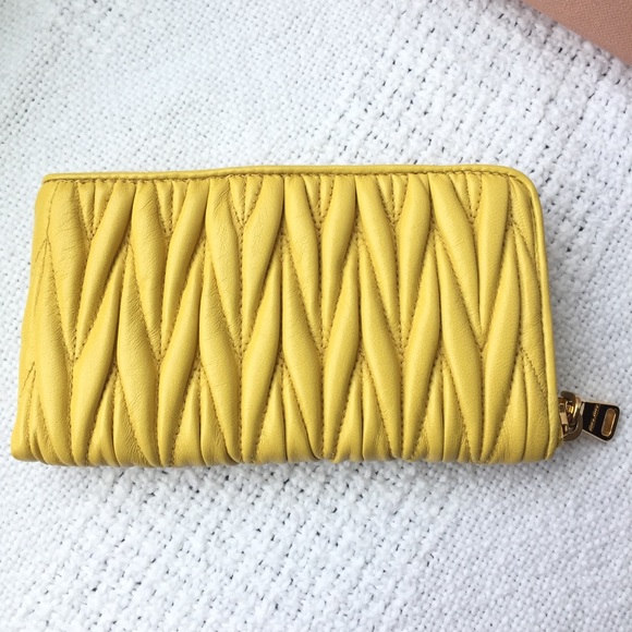 Authentic MIU MIU Matelasse Nappa Leather L Shape Zipper Wallet Card Holder Sole - Picture 3 of 16